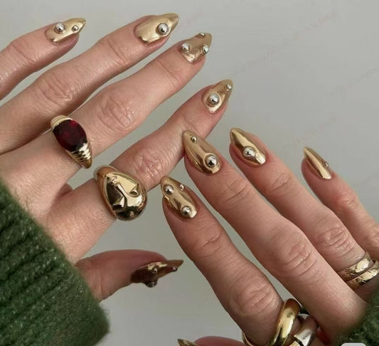 Gold elements nails  back in fashion?